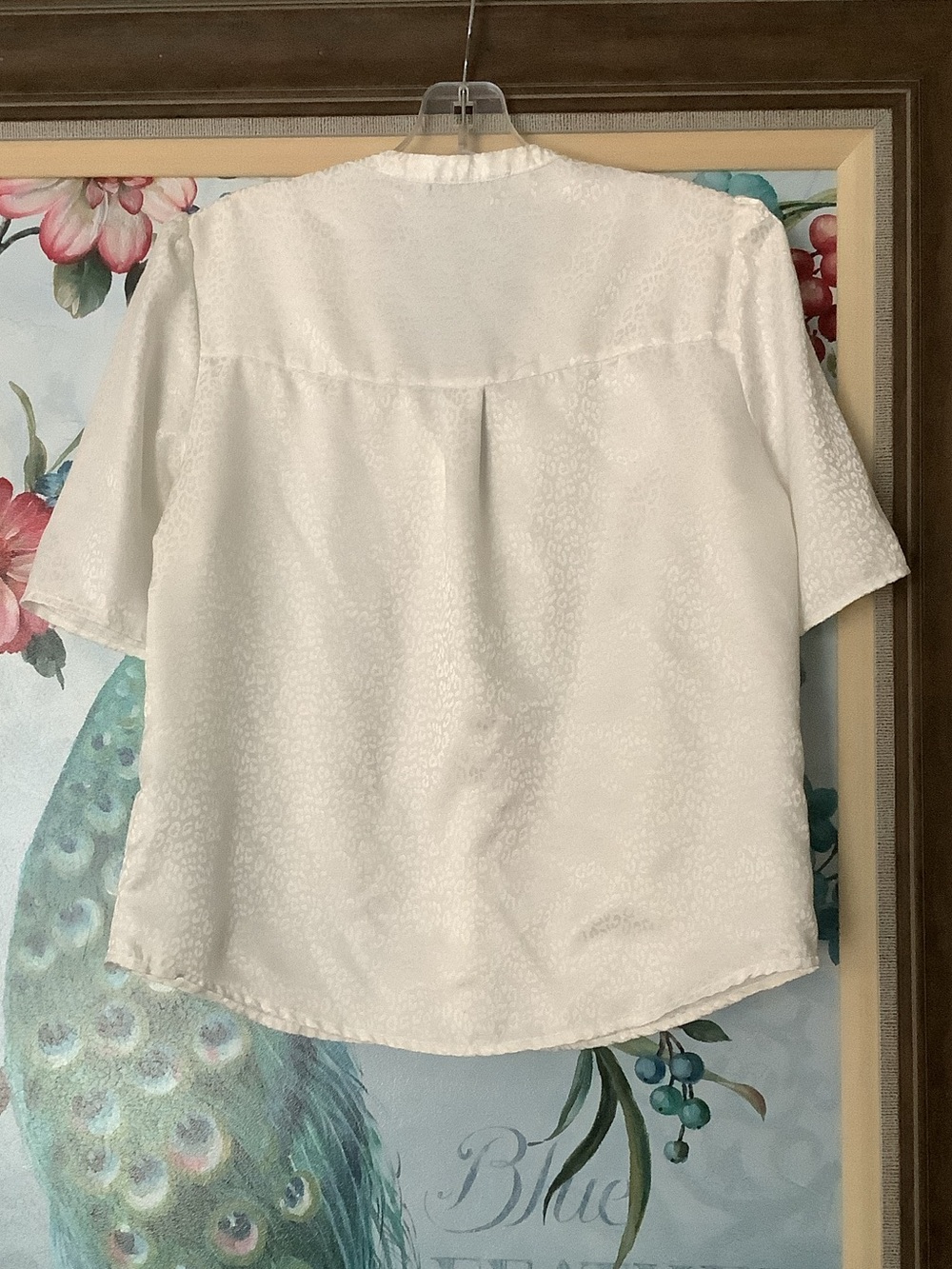 Express White Textured Button-Front V-Neck Blouse - Picture 3 of 8